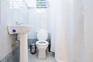 Regadera, secadora de cabello, toallas, jabón 