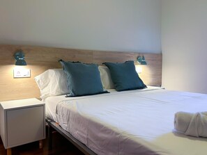 Een strijkplank/strijkijzer, internet, beddengoed