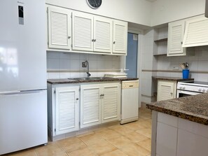 Een koelkast, een magnetron, een oven, een vaatwasser