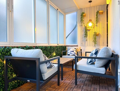 Spacious City Centre Apartment w/ Parking by Hostem