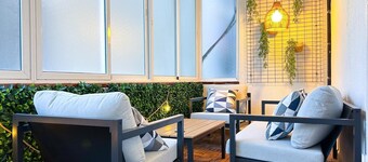 Spacious City Centre Apartment w/ Parking by Hostem