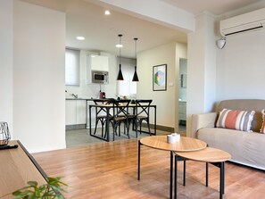 Living area - Modern Spacious 3-bed Apartment by Hostem (Vilanova i la Geltrú)