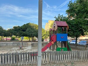 Children’s area - Modern Spacious 3-bed Apartment by Hostem (Vilanova i la Geltrú)