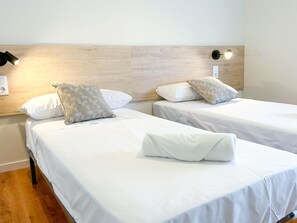 3 bedrooms, iron/ironing board, Internet, bed sheets - Modern Spacious 3-bed Apartment by Hostem (Vilanova i la Geltrú)