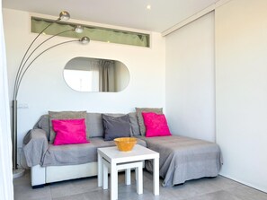 Living area - Charming attic apartment, fantastic roof terrace (Vilanova i la Geltru)