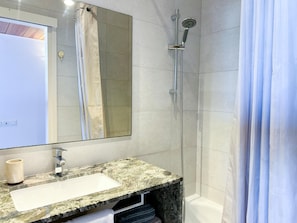 Een douche, een haardroger, handdoeken