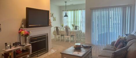 スマートテレビ、暖炉、書庫