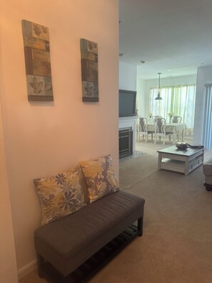 Una Smart TV, una chimenea, libros