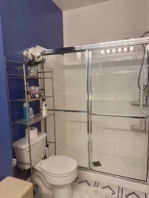 Shower, jetted bath, hair dryer, towels