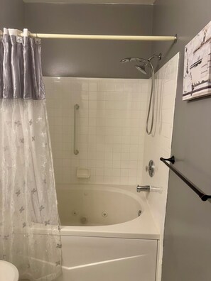 Dusche, Whirlpool, Haartrockner, Handtücher