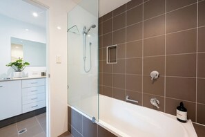 シャワー、タオル、石鹸、トイレットペーパー