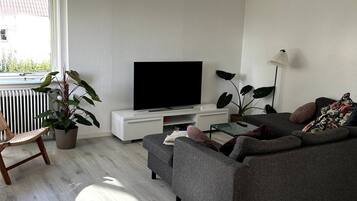 Room, 1 Bedroom | Living room