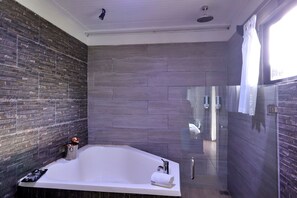 Hårføner, håndklær og toalettpapir