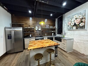 Een magnetron, een oven, een kookplaat, een vaatwasser