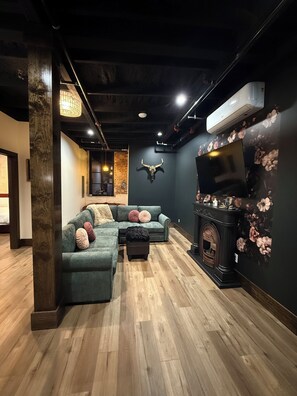 Een televisie en een open haard