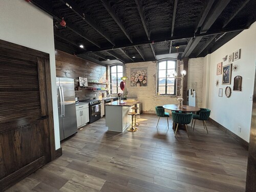 Heart of Mystic Falls - Apartment right on the square