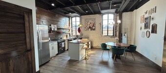 Heart of Mystic Falls - Apartment right on the square