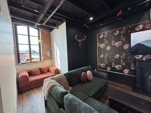 Una televisión, una chimenea