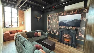 Télévision, cheminée