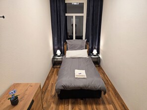 Tabla de planchar con plancha, wifi gratis y ropa de cama 