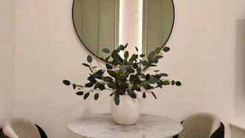 Deluxe Studio, Non Smoking, Balcony | Interior