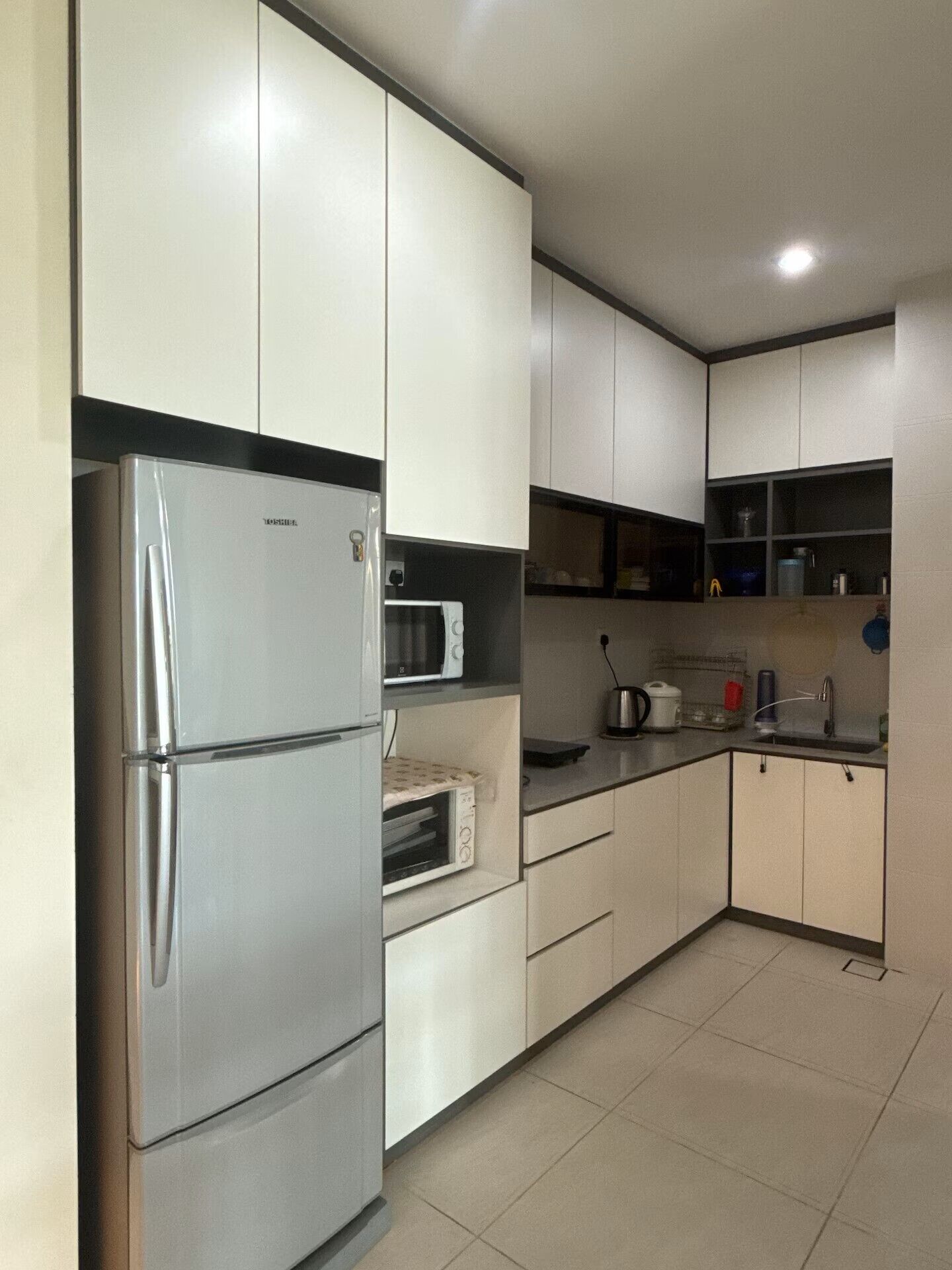 Réfrigérateur, micro-ondes, four, plaque de cuisson