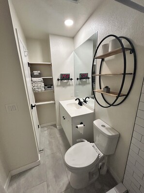 Douche, sèche-cheveux, serviettes fournies, savon