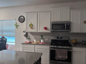 Private kitchen - A beautiful, elegant and comfortable 4-bedroom house -Cool Springs Kyle TX 78640 (Kyle)