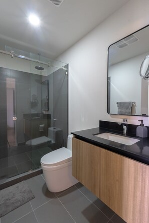 Dusch, hårtork, handdukar och tvål