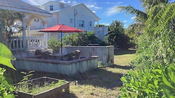 Kondominium Comfort, balkon, pemandangan kebun | Lanai