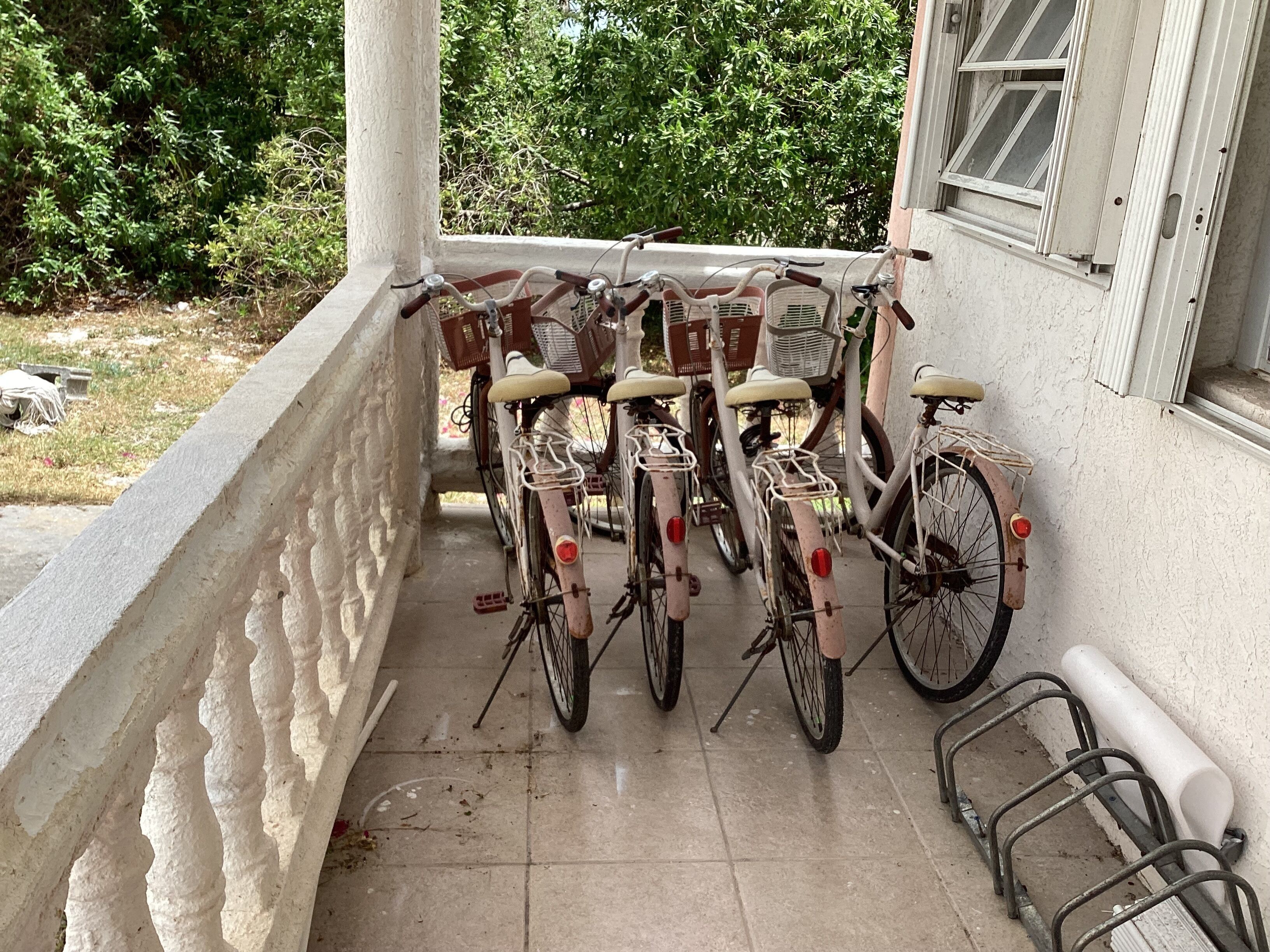 Un porche con bicicletas aparcadas.