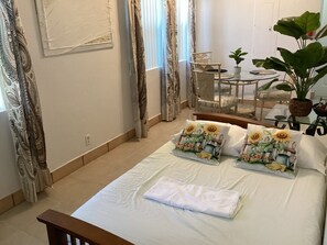 Iron/ironing board, free WiFi - Colwin's Place (Cockburn Town)