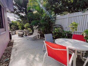 Outdoor dining - Emerald Bay. Steps to Cemetery Beach. West Bay (West Bay)
