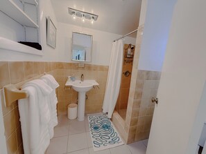 Shower, hair dryer, towels, toilet paper - Emerald Bay. Steps to Cemetery Beach. West Bay (West Bay)