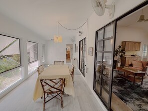 Dining - Emerald Bay. Steps to Cemetery Beach. West Bay (West Bay)