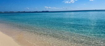 Emerald Bay. Steps to Cemetery Beach. West Bay