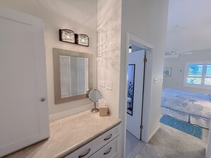 Iron/ironing board, WiFi, bed sheets - Emerald Bay. Steps to Cemetery Beach. West Bay (West Bay)