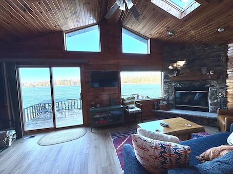 Smart TV, books. Cute 2-bedroom cottage on Lost Lake in the heart of the Northwoods