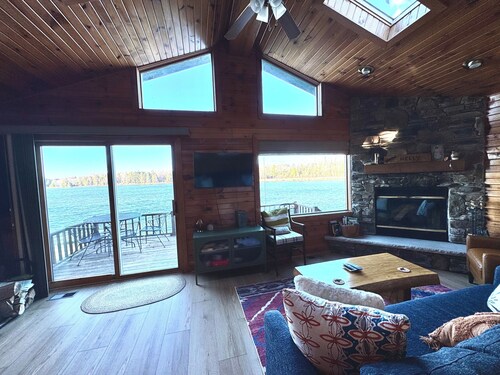 Cute 2-bedroom cottage on Lost Lake in the heart of the Northwoods