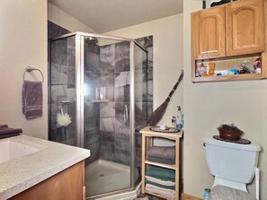 Dusche, Handtücher, Toilettenpapier