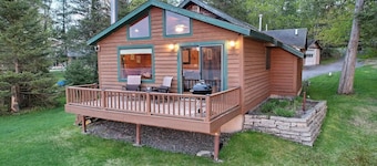 Cute 2-bedroom cottage on Lost Lake in the heart of the Northwoods