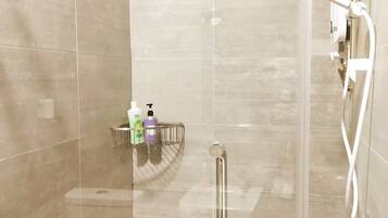 Douche, sĂšche-cheveux, serviettes fournies, savon