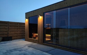 Un edificio moderno con grandes ventanales y fachada de madera.