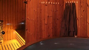 Un sauna en bois avec un banc et un porte-serviettes.