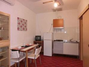 Kylskåp och spishäll