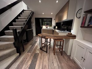 Private kitchen - Newly Renovated one bedroom house with garden (London)