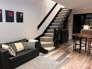 Living area - Newly Renovated one bedroom house with garden (London)