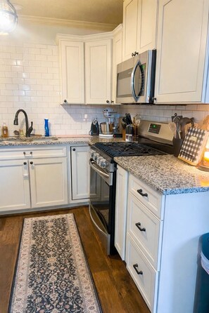 Microwave, oven, stovetop, dishwasher - Masters Getaway - Less than 10 minutes from ANGC - Sleeps 8 - Pool + Outdoor TV (Martinez)