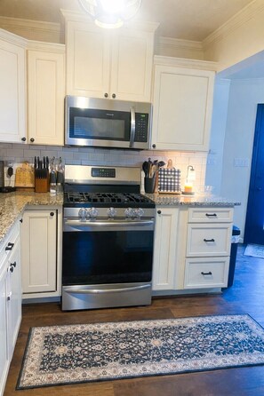 Microwave, oven, stovetop, dishwasher - Masters Getaway - Less than 10 minutes from ANGC - Sleeps 8 - Pool + Outdoor TV (Martinez)