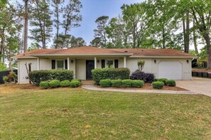 Exterior - Masters Getaway - Less than 10 minutes from ANGC - Sleeps 8 - Pool + Outdoor TV (Martinez)